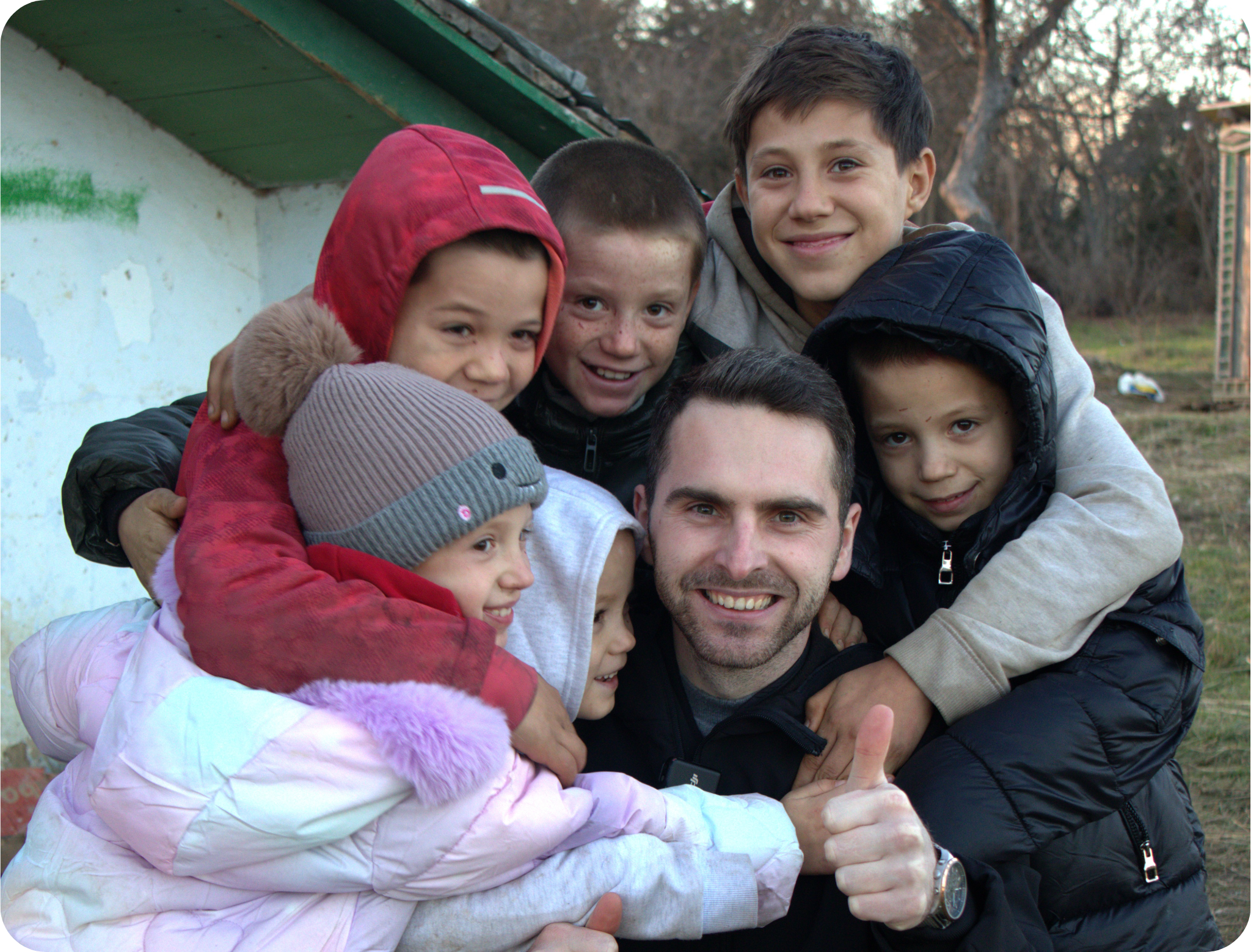 Daniel Ursachi împreună cu copii din Bucovina